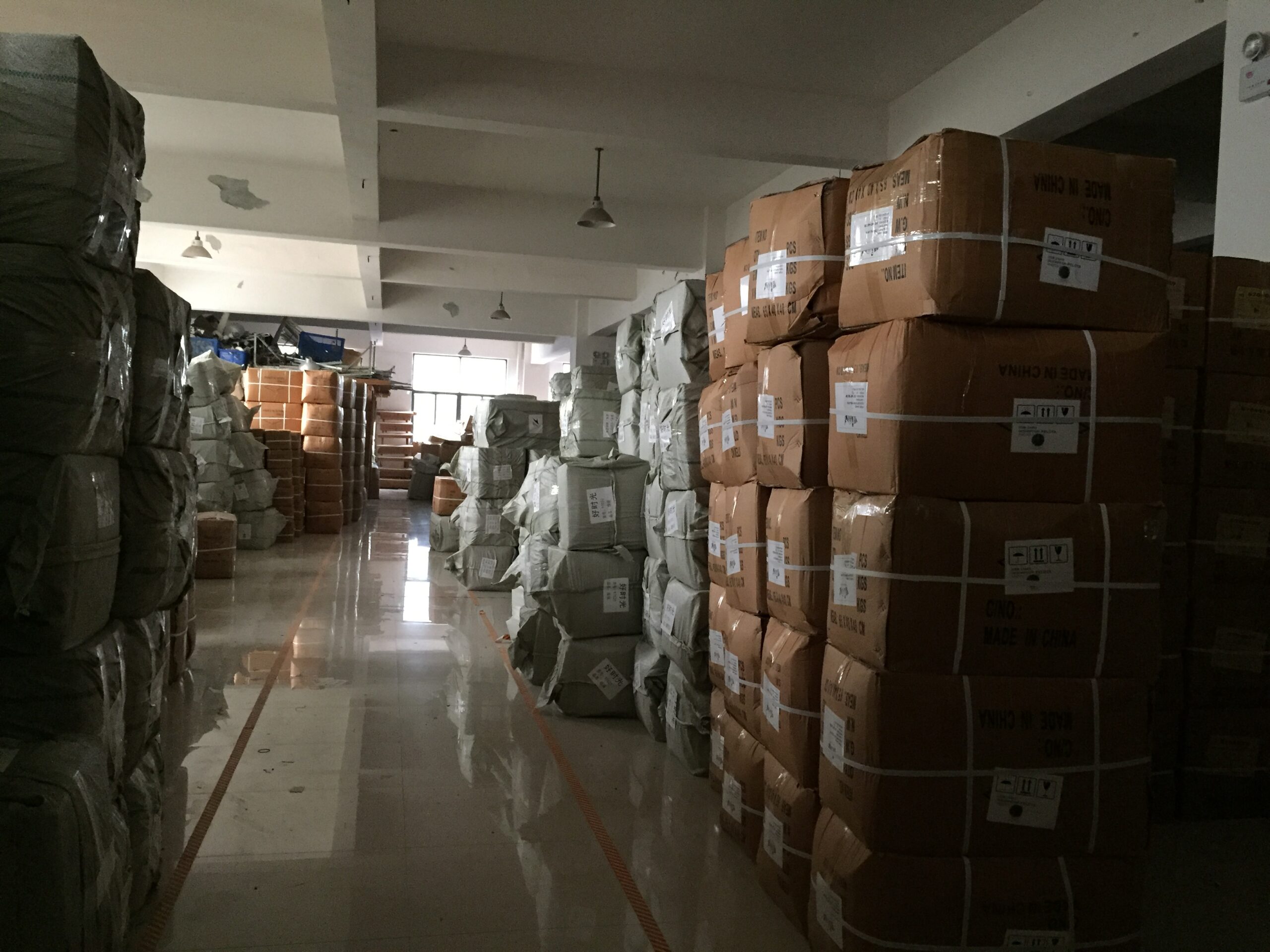 Alcanmedro’s free storage warehouse in Yiwu for global soccer ball orders.